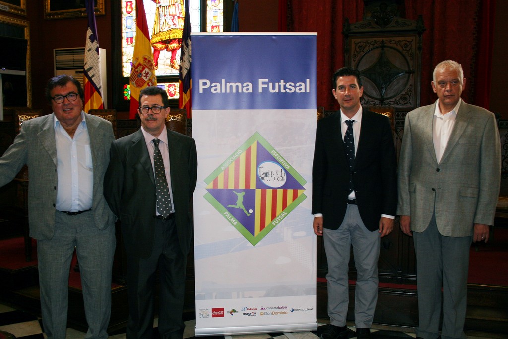 Miquel Bestard, Miquel Jaume, Fernando Gilet y Damià Vich con el nuevo escudo del club (Copiar)
