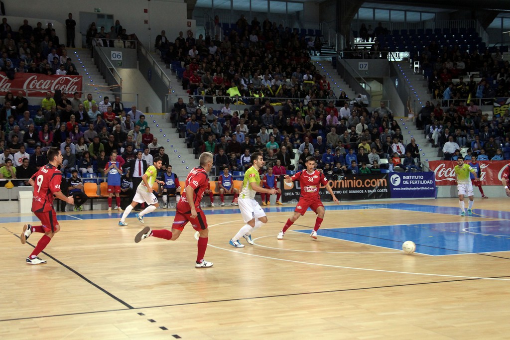 Chicho conduce una jugada ofensiva del Palma Futsal (Copiar)