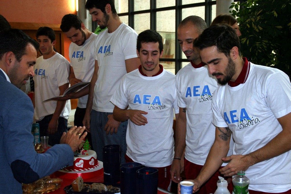 Joselito, Vadillo y Chicho sirven café en el desayuno benéfico a favor de la ONG, AEA Solidaria (Copiar)