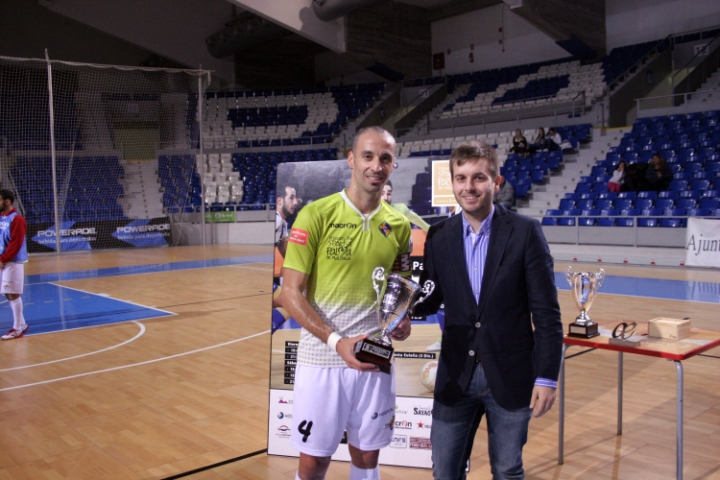 Andreu Villalonga entrega el trofeo de subcampeón a Vadillo (Copiar)