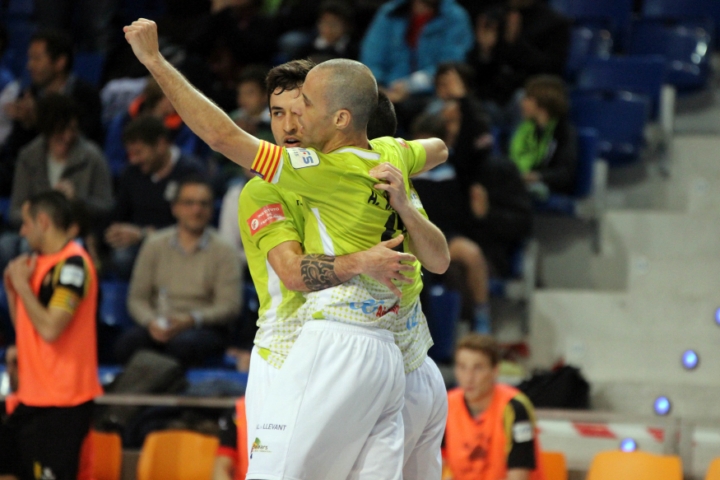 Celebración del gol de Sergio, quinto del Palma Futsal 1 (Copiar)