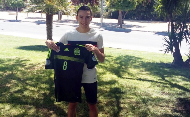 Colacha, internacional Sub 18, con la camiseta de España - horizontal - (Copiar)