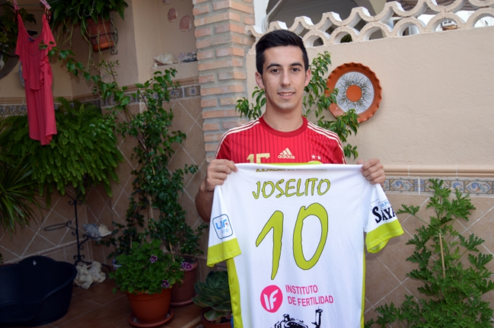 Joselito posa con las camisetas de España y del Palma Futsal en su casa de San Fernando 1 - horizontal- (Copiar)