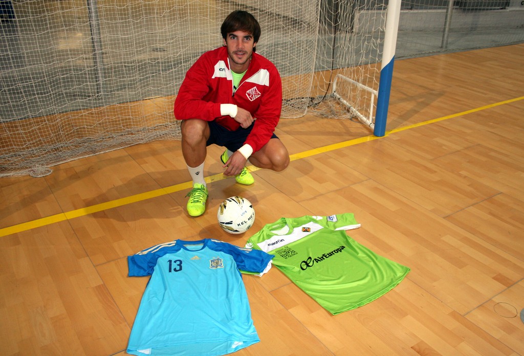 Carlos Barrón posa en Son Moix con las camiseta del Palma Futsal y de España 1 (Copiar)