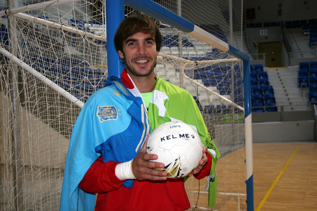 Carlos Barrón posa en Son Moix con las camiseta del Palma Futsal y de España 6 (Copiar)