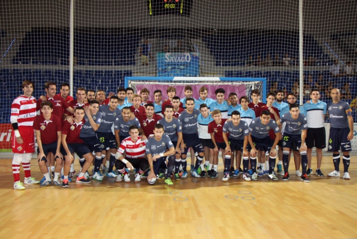 El Palma Futsal posa con los dos juveniles que se presentaron ante los aficionados (Copiar)