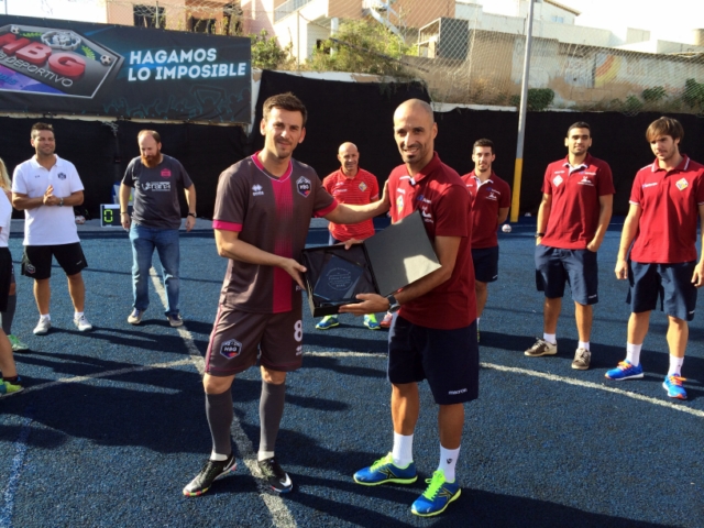 Vadillo recibe una placa por la colaboración del Palma Futsal con la Fundación RANA (Copiar)