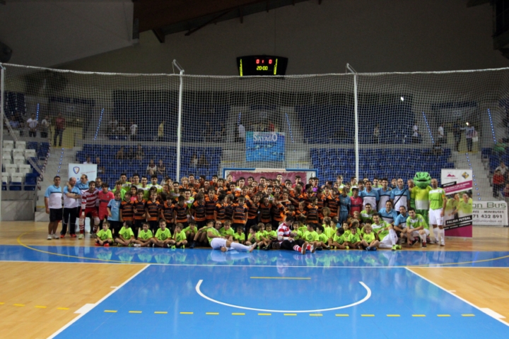 Foto de los jugadores del Palma Futsal con las bases del Viva Sport (Copiar)