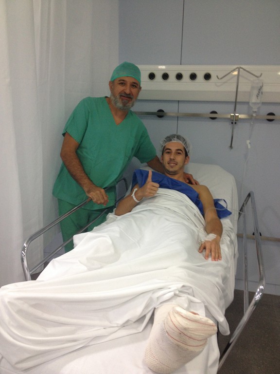 Joselito y el doctor Miquel Mas tras ser operado en la clínica Quirón Palmaplanas (Copiar)