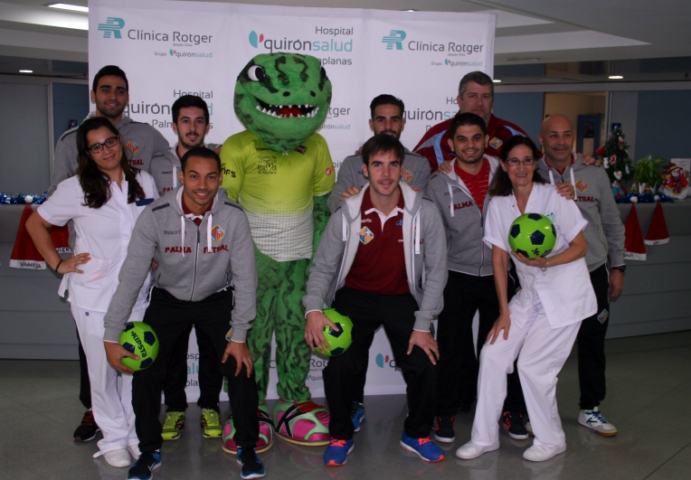El Palma Futsal con las enfermeras del hospital Quirónsalud Palmaplanas (Copiar)