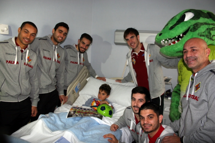 Los jugadores del Palma Futsal visitan a Alejandro (Copiar)