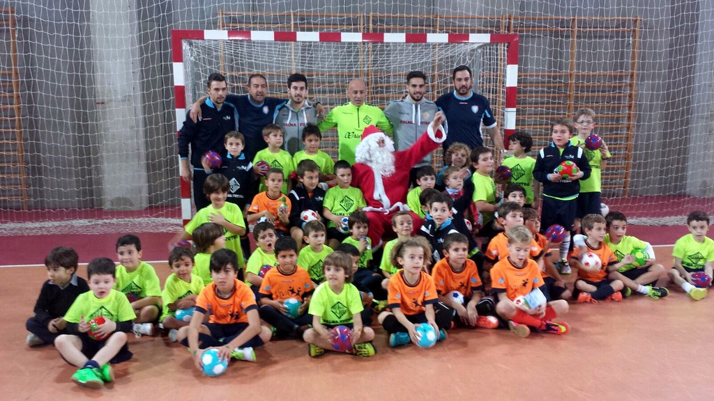 Papá Noel llega a la escuela infantil del Palma Futsal junto a Juanito, Chicho y Joselito (Copiar)
