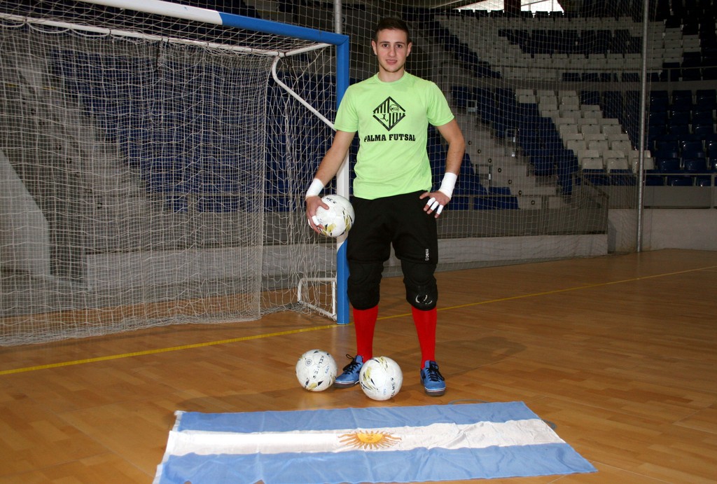 Nico Sarmiento posa en Son Moix con la bandera de Argentina 5 (Copiar)