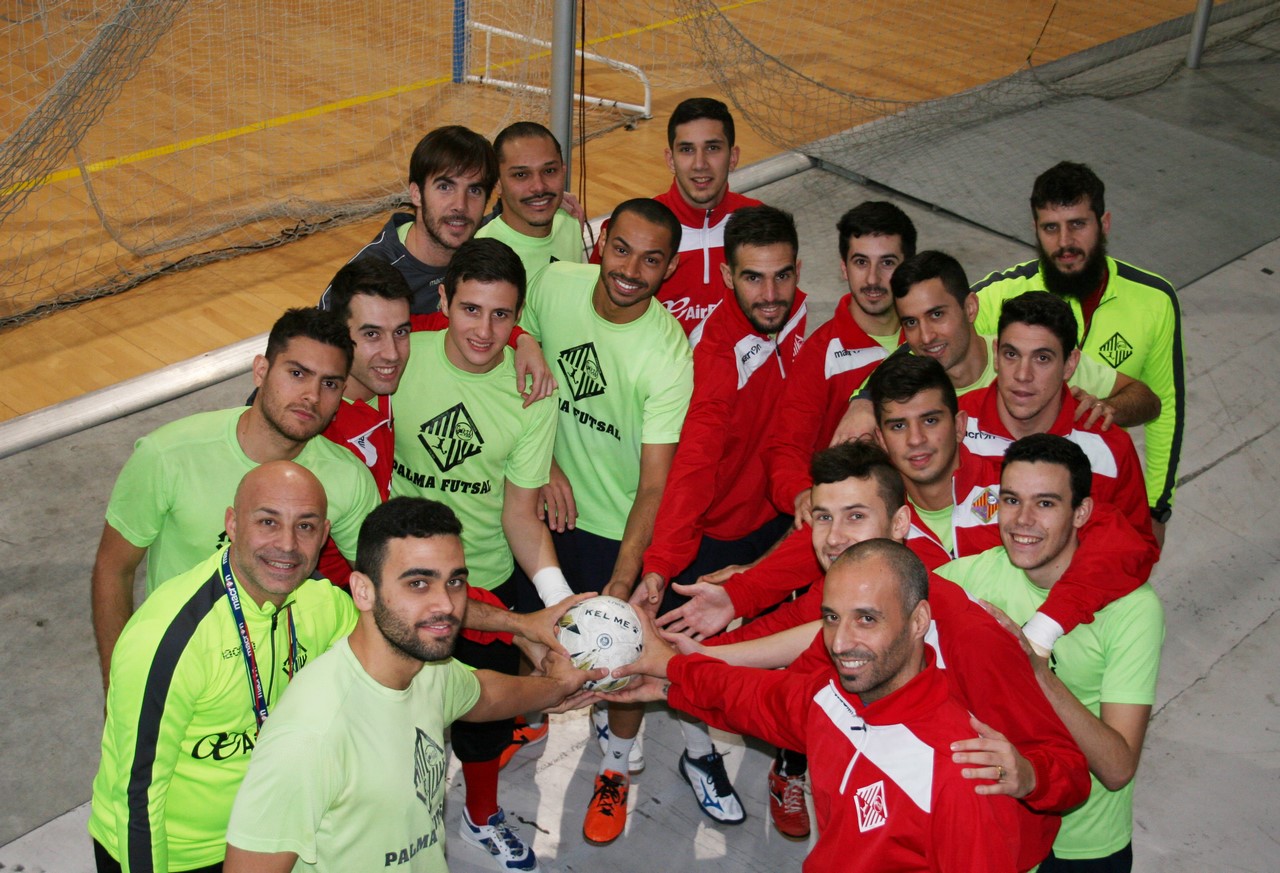 El Palma Futsal posa con el balón en Son Moix 1 (Copy)