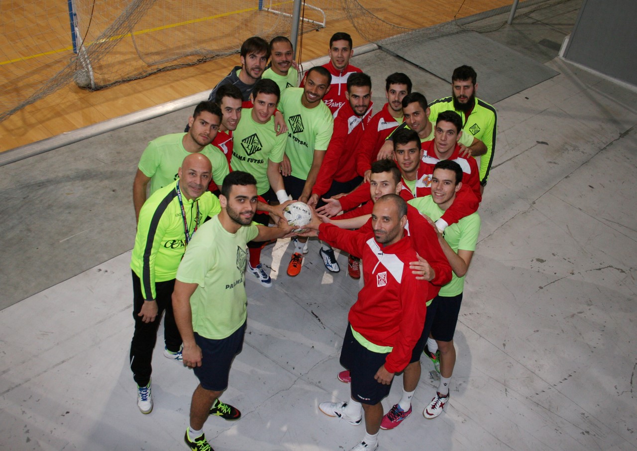 El Palma Futsal posa con el balón en Son Moix 2 (Copy)