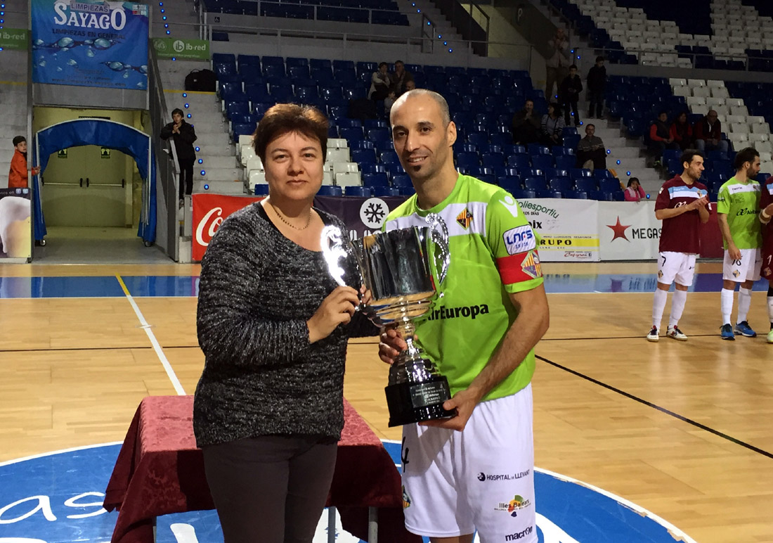 Susana Moll y Antonio Vadillo con el trofeo de campeón