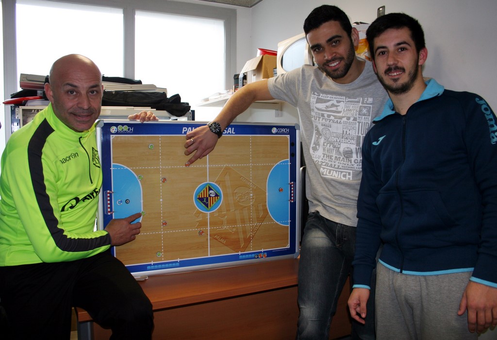 Juanito, tomaz y Joselito planifican el partido en el despacho del técnico 1 (Copy)
