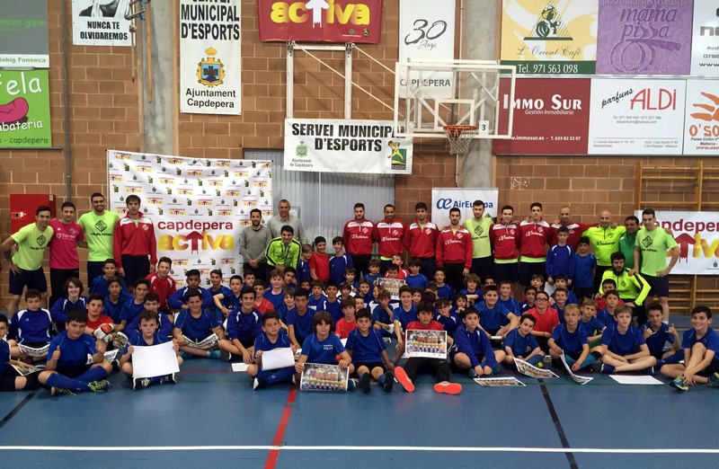 El Palma Futsal posa con los niños del CE Escolar 2 (Copiar)