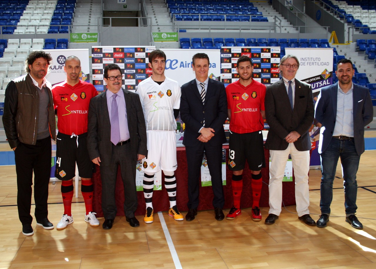 Imagen de la presentación de las equipaciones con los jugadores y representantes del Palma Futsal y RCD Mallorca 2 (Copy)