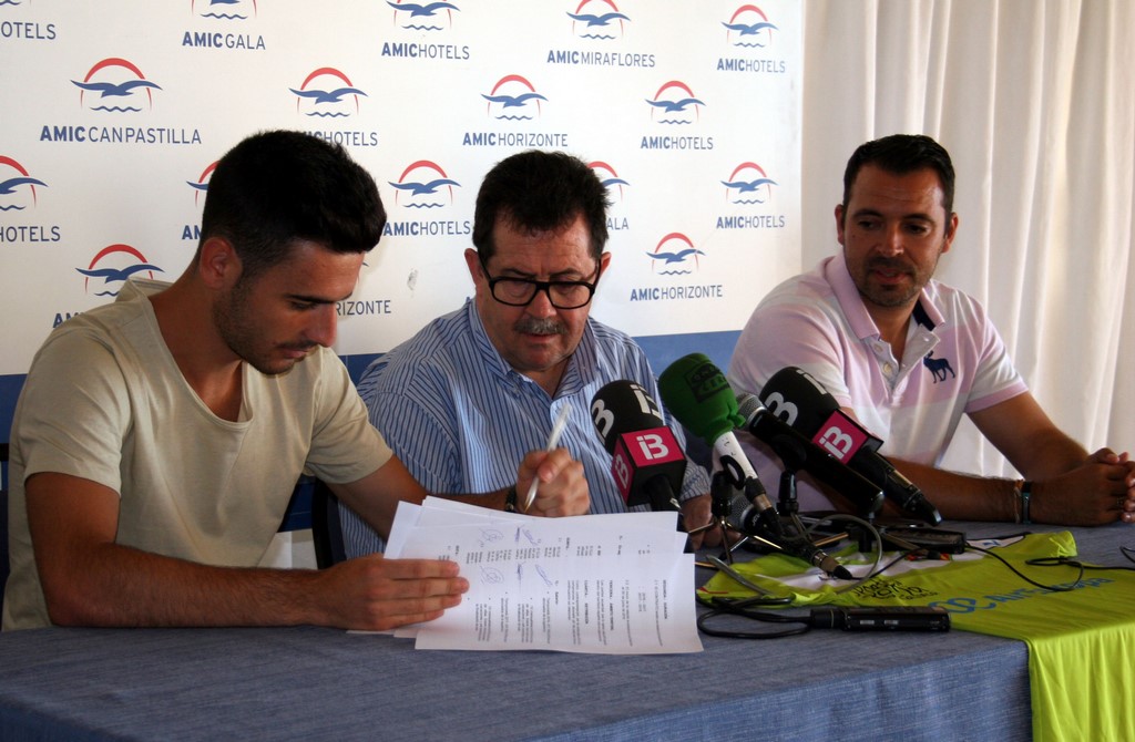 Eloy Rojas firma el contrato ante la mirada de Miquel Jaume y José Tirado (Copiar)