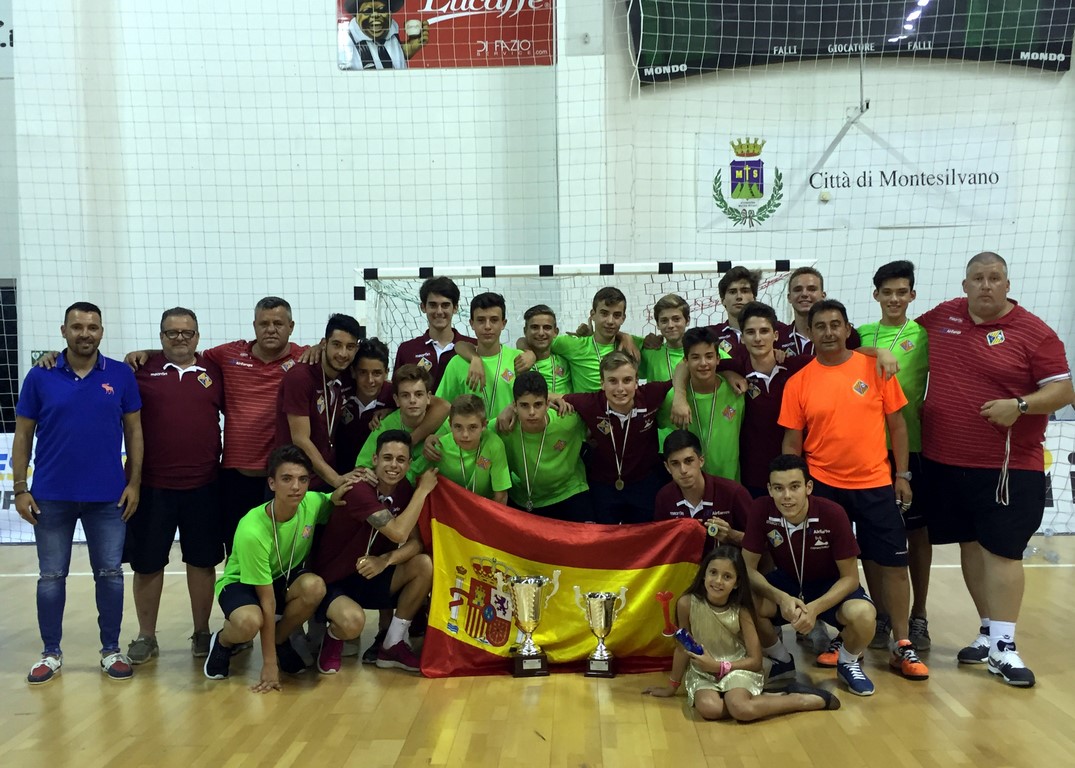 La expedición del Palma Futsal al completo con los dos trofeos conseguidos (Copiar)