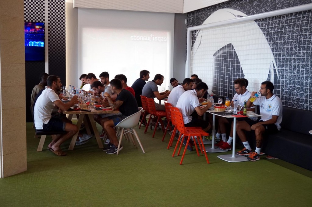 Los jugadores del RCD Mallorca y el Palma Futsal almorzaron juntos (Copy)