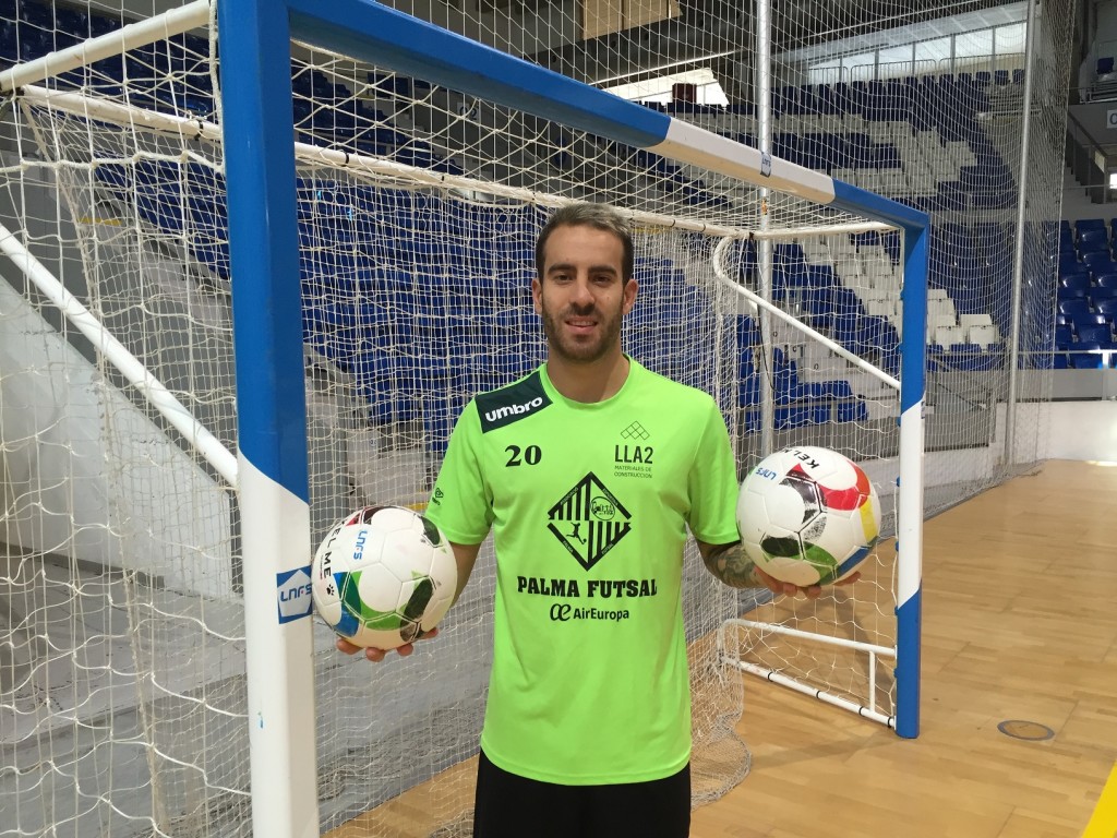 Lolo Suazo posa con dos balones en la portería de Son Moix 7