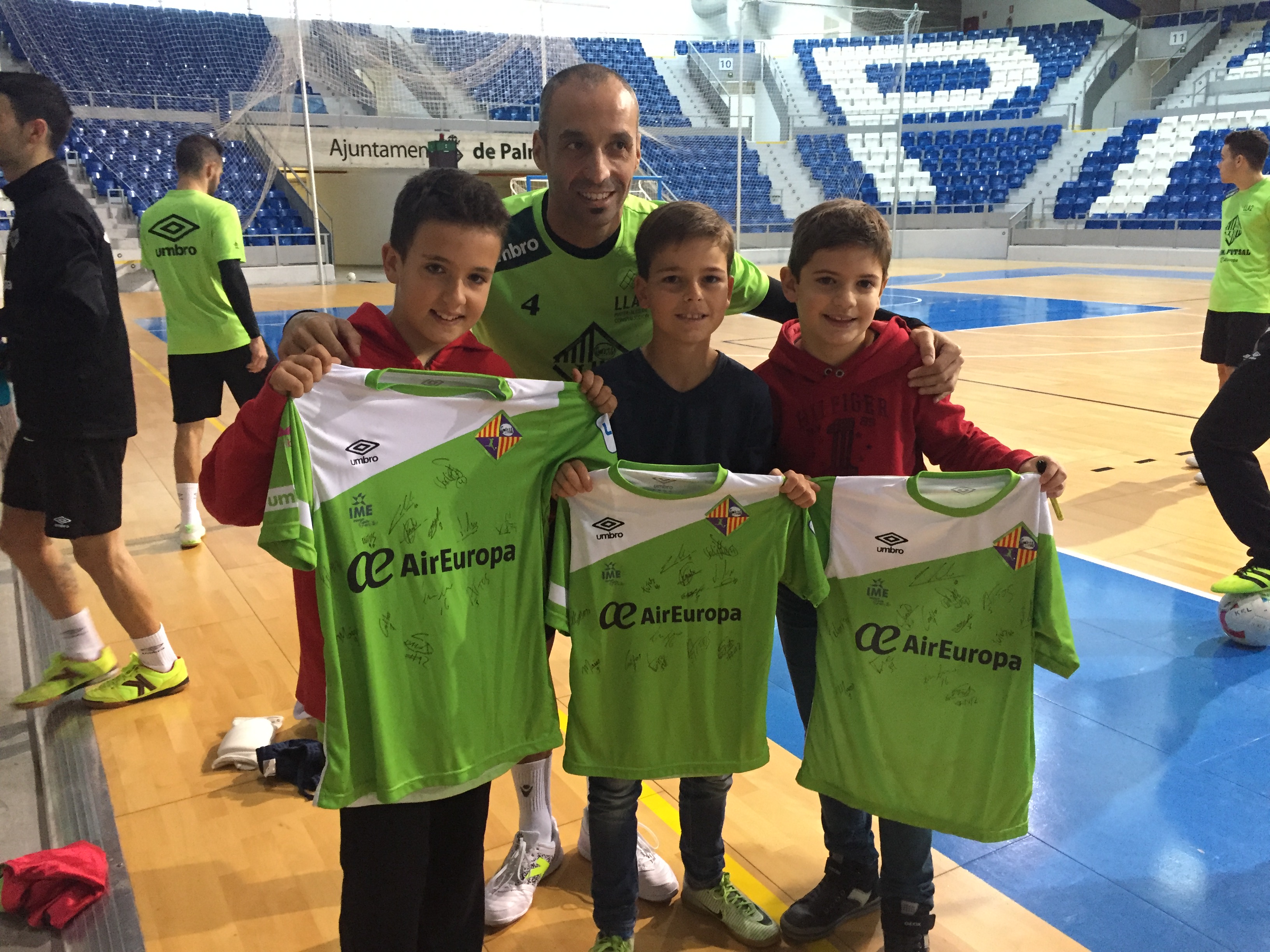 Vadillo posa con varios niños y sus camisetas del Palma Futsal