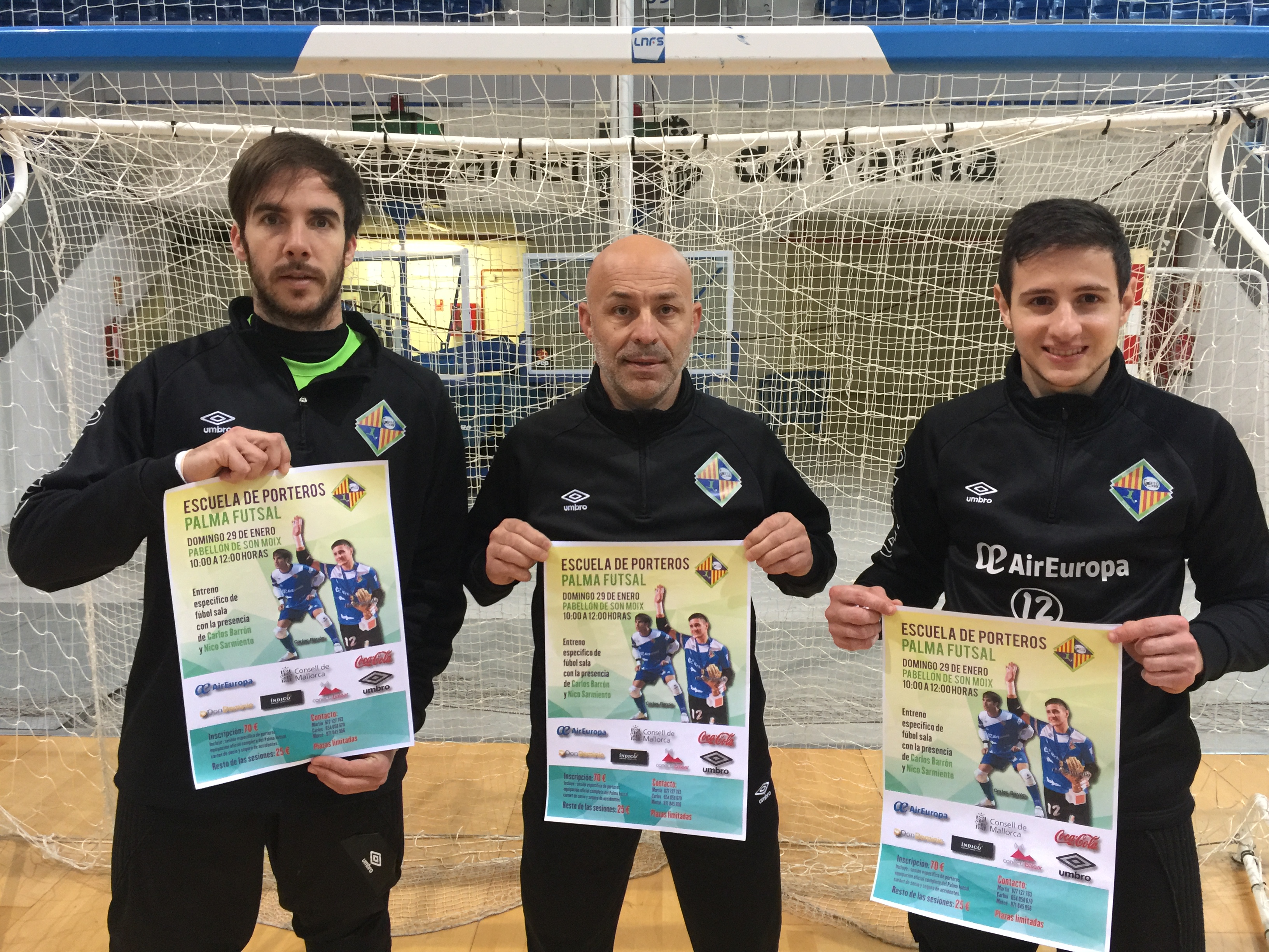Carlos Barrón, Juanito y Joselito posan con el cartel de la escuela de porteros del club (1)