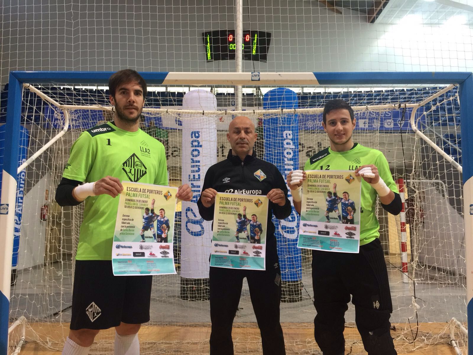 Carlos Barrón, Juanito y Joselito posan con el cartel de la escuela de porteros del club (3)