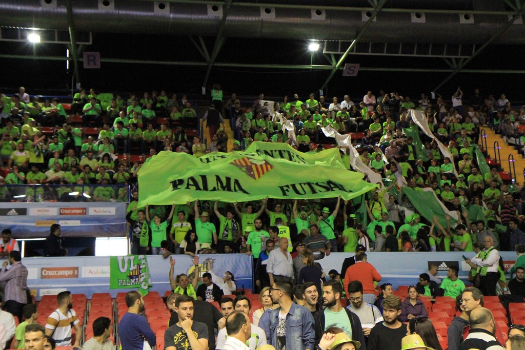 La afición del Palma Futsal en la final de la Copa del Rey de Sevilla el año pasado (2)