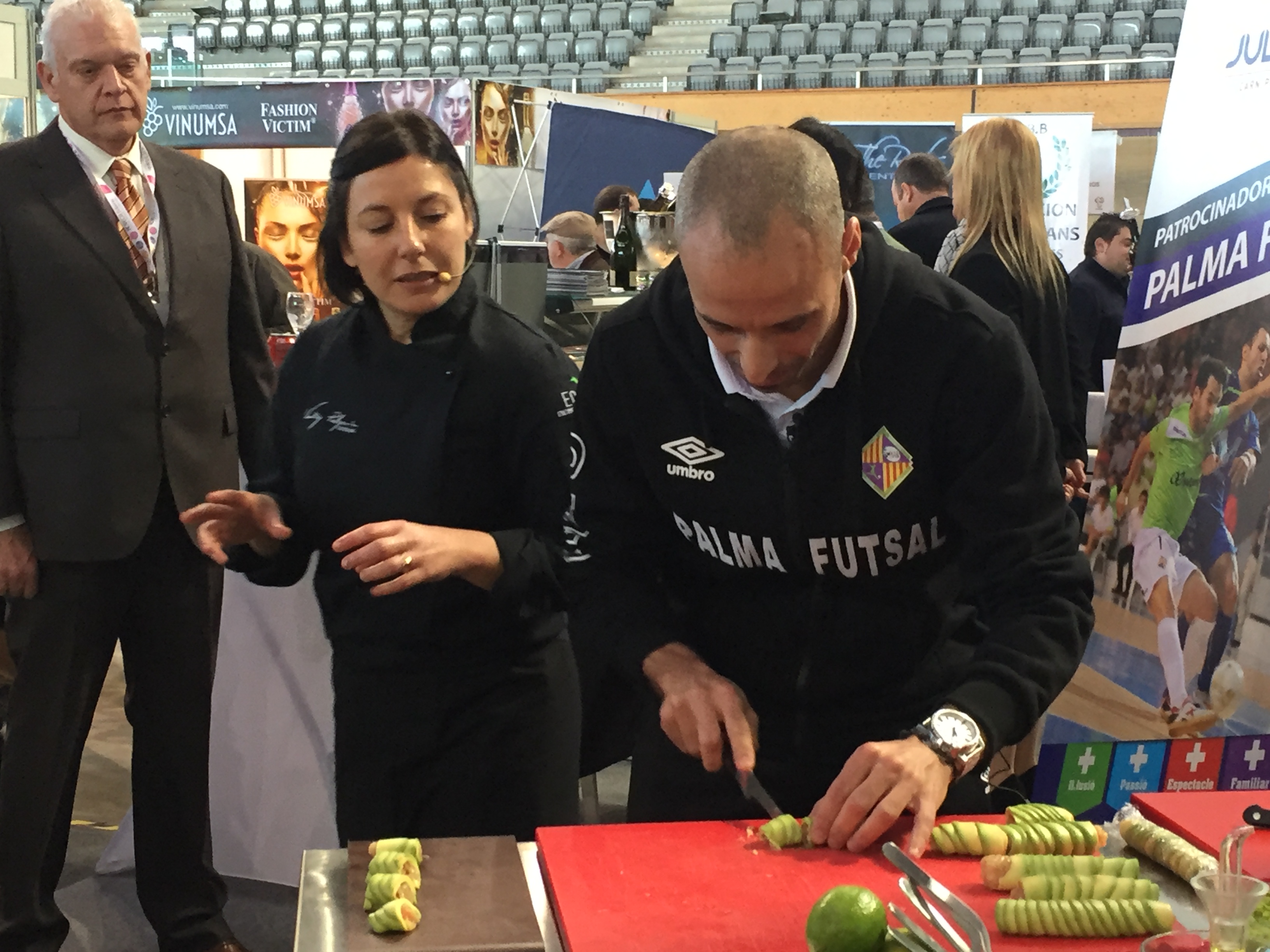 Vadillo y Vicky Pulgarín elaboran la tapa del Palma Futsal (3)
