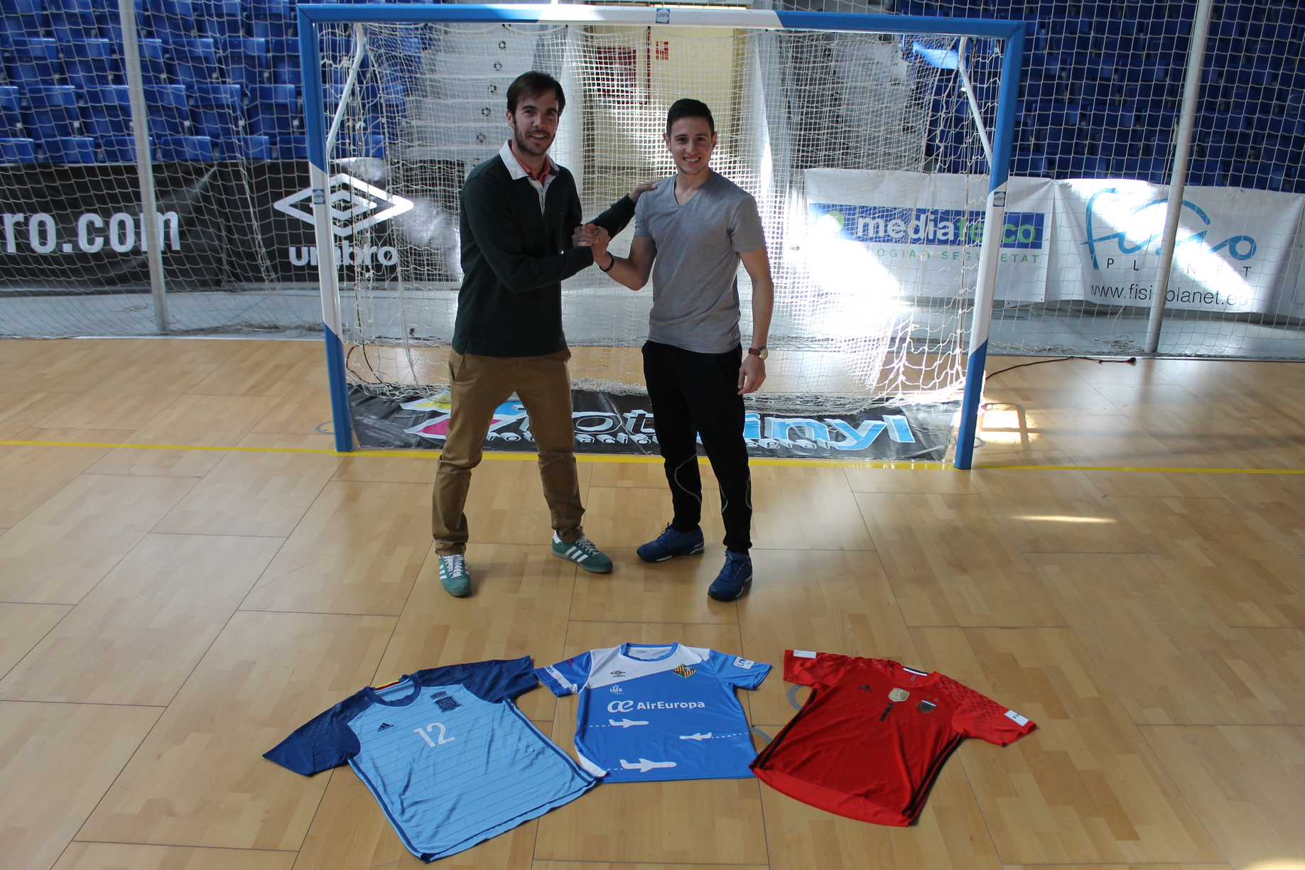 Carlos Barrón y Nico Sarmiento posan con la camiseta de su selección y la del Palma Futsal 1