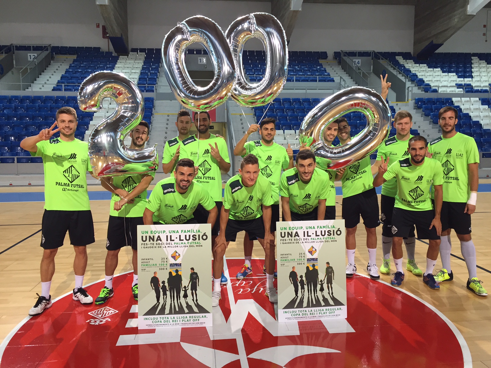 El Palma Futsal posa con el número 2000 de la campaña de socios 2