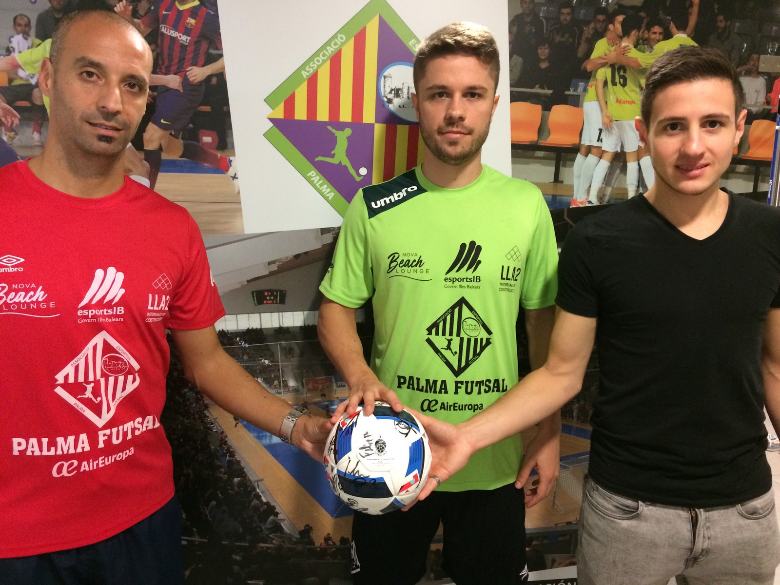 Vadillo, Maico y Sarmiento posan con el balón de la final de Sevilla 1 (Copiar)