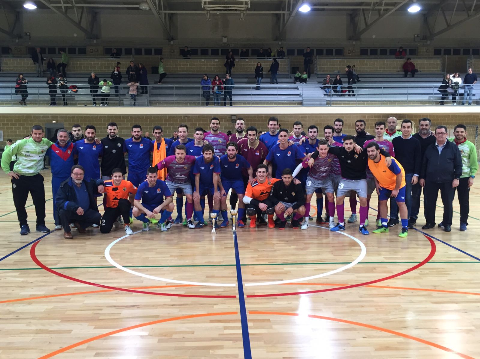 El Palma Futsal y la Selección Balear posan juntos al finalizar el partido