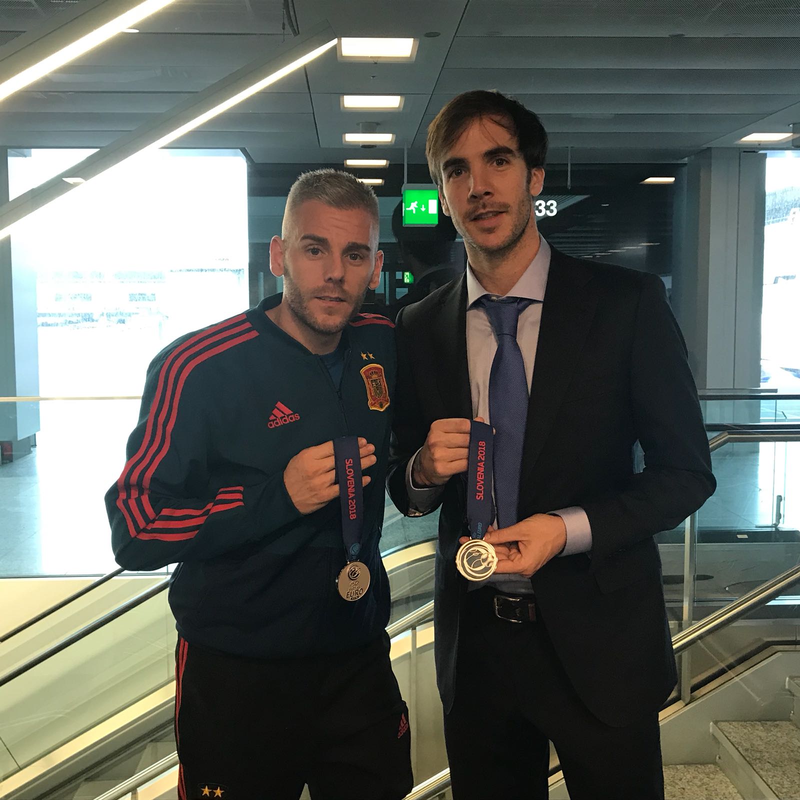 Miguelín y Carlos Barrón posan con la medalla de plata en el regreso a España 2