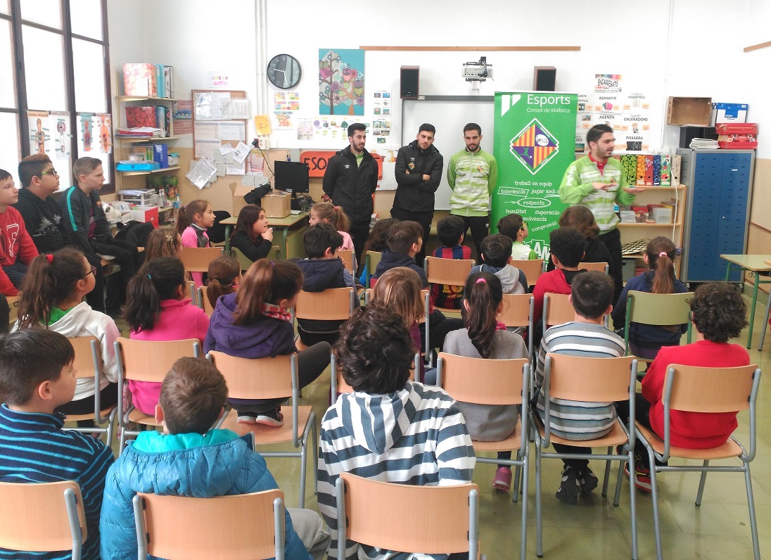 web Chicho, Joselito, Quintela y Martín López imarten la charla a los alumnos de Sant Jordi