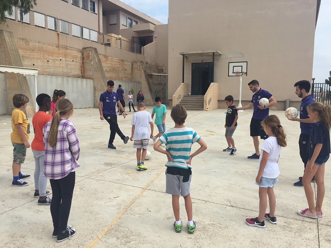 web La plantilla del Palma Futsal imparte la clase de educación física en el colegio Es Saboners de Magaluf (1)