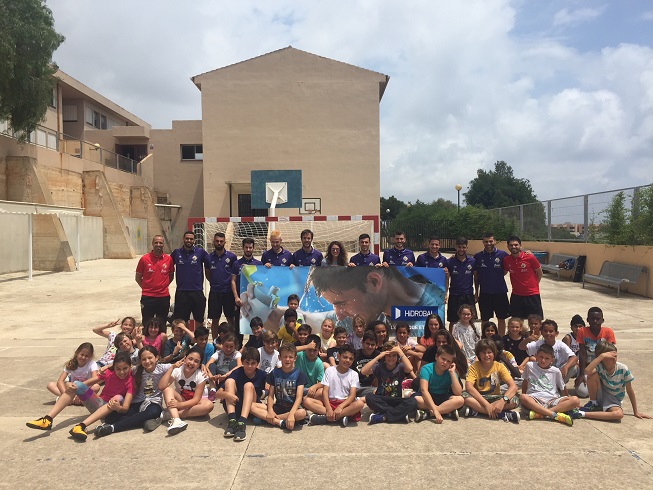 web La plantilla del Palma Futsal imparte la clase de educación física en el colegio Es Saboners de Magaluf (4)
