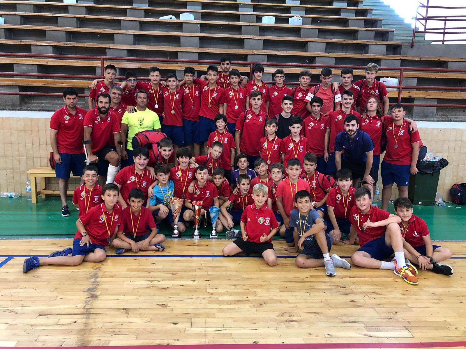 Los cuatro equipos de la cantera del Palma Futsal posan con los trofeos conseguidos en León (1)