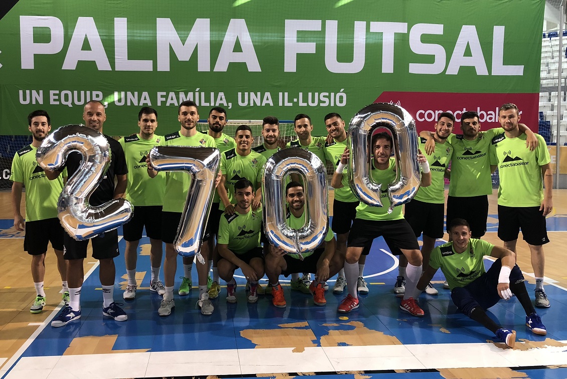 web La plantilla del Palma Futsal posa con los números que representan el número de abonados que ya se ha conseguido 1