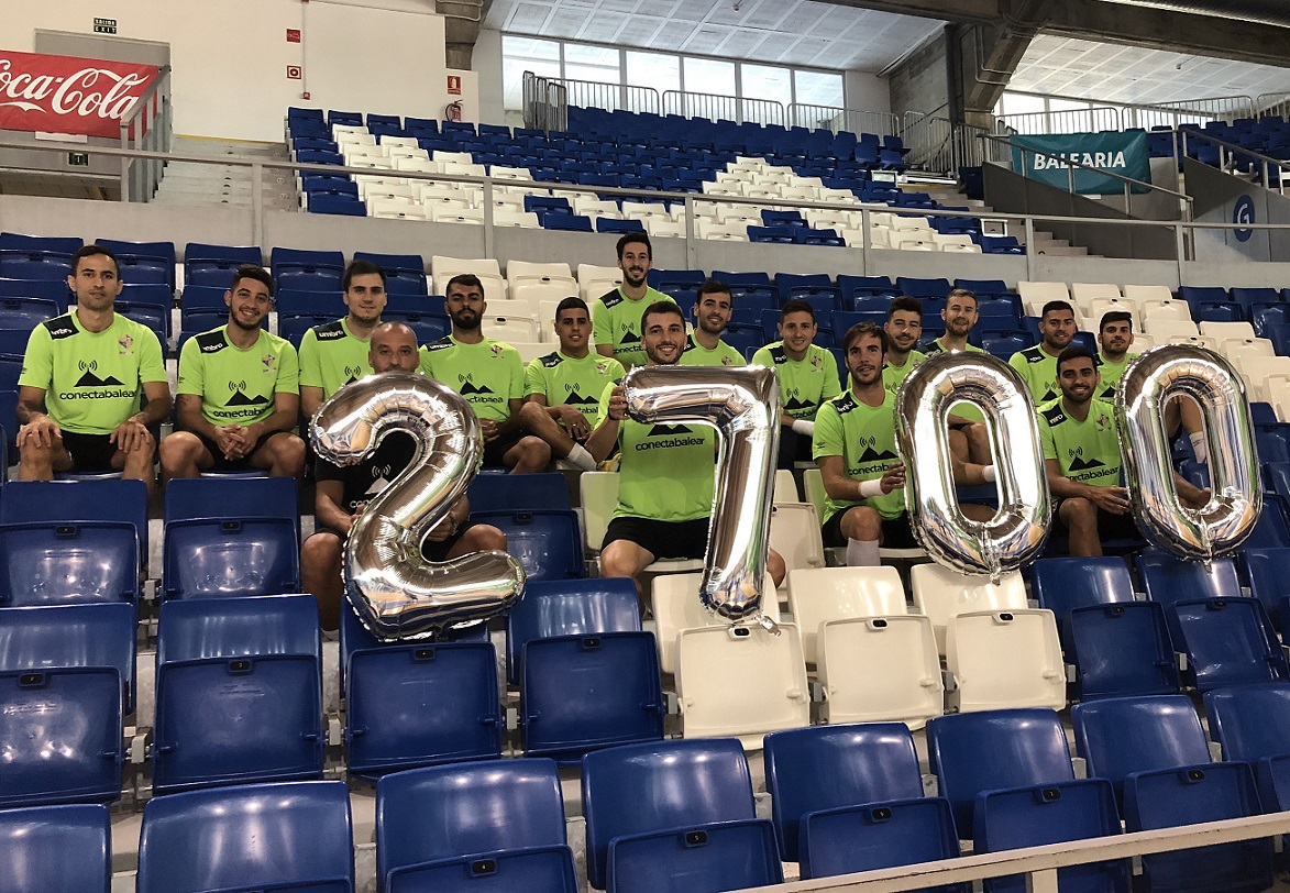 web La plantilla del Palma Futsal posa con los números que representan el número de abonados que ya se ha conseguido 3