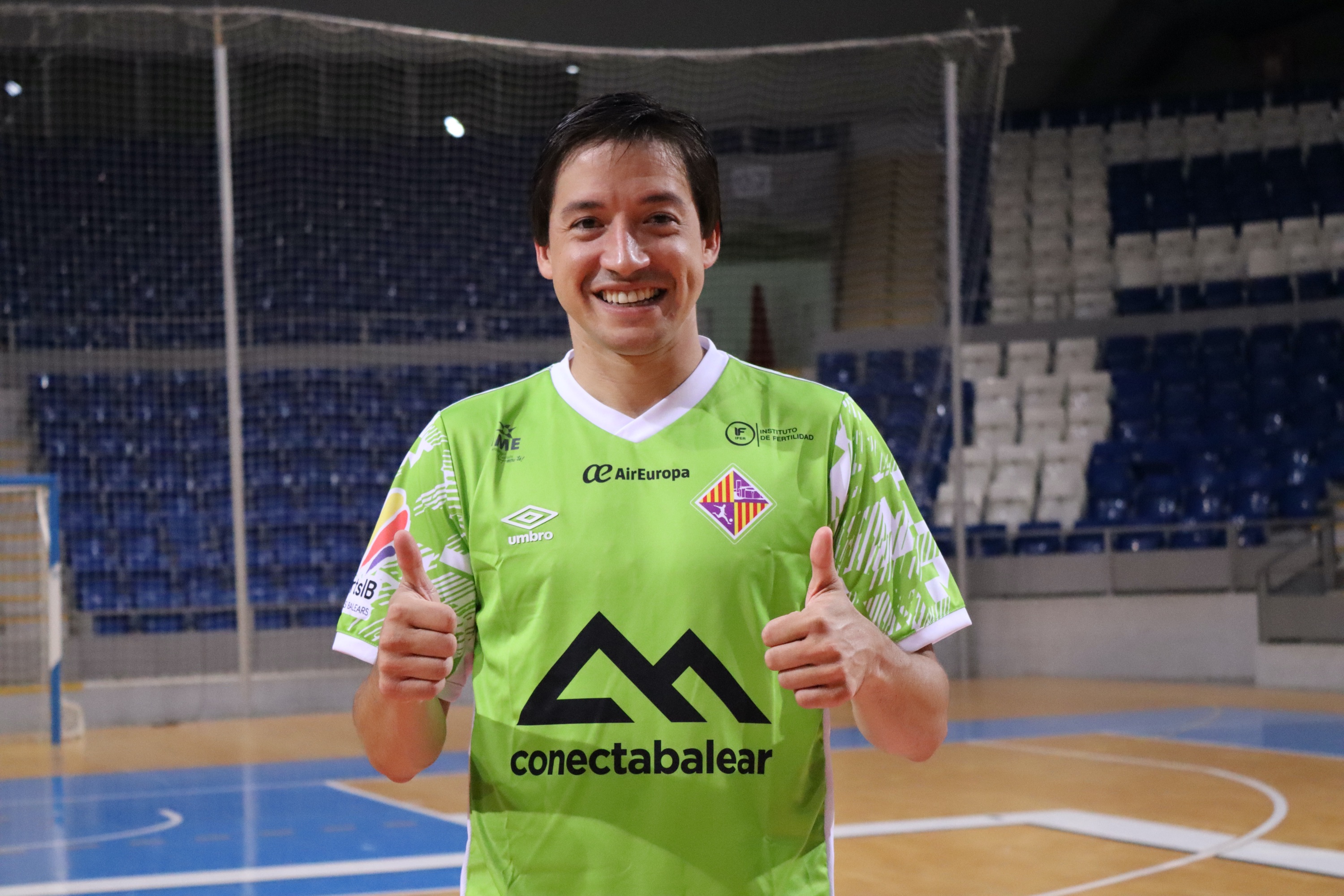 Chaguinha posa con camiseta del Palma Futsal sobre la pista de Son Moix (3) | Palma Futsal – Primera División